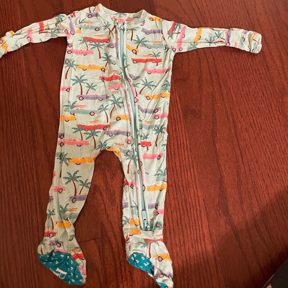 POSH PEANUT 0-3 double zipper pajamas. Super stretchy.